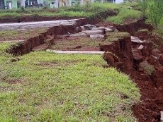 Hujan Lebat, Lapangan Voli di Taman Anyelir Depok Longsor