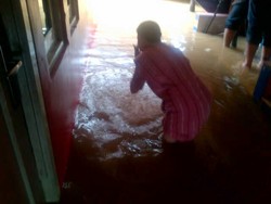 Sulit Air Bersih, Seorang Nenek Terpaksa Wudu dengan Air Banjir