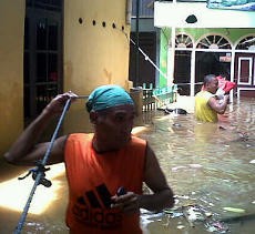 Banjir Surut, Warga Rawajati Bersiap Hadapi Lumpur dan Sampah