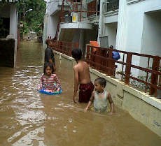 Banjir Rawajati Surut, Pengungsi Mulai Kembali ke Rumah
