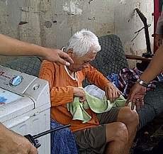 Bertahan di Tengah Banjir Rawajati, Kakek Sunardi Menggigil