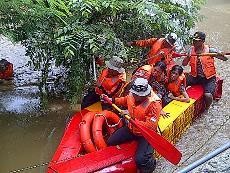 Tim SAR Evakuasi Ibu Hamil yang Terjebak Banjir 2 Meter di Rawajati