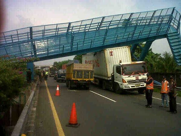 Jembatan Penyeberangan Ambrol Ditabrak Truk