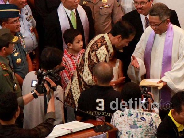 Salam Hangat Jokowi di Gereja Immanuel Gambir