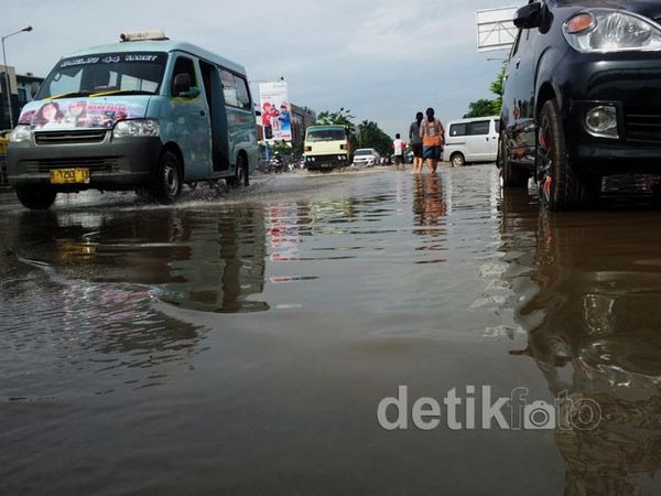 Banjir Genangi Sejumlah Jalan di Jakarta