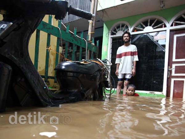 6 RT di Rawajati Masih Terendam