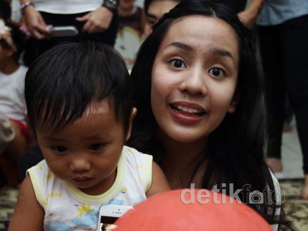 Angel Pieters Berbagi dengan Penderita Kanker