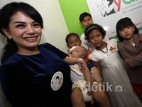 Nikita Mirzani Gelar Syukuran dengan Penderita Kanker