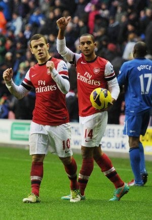 Wilshere Desak Walcott Perpanjang Kontrak