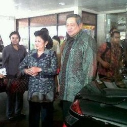 Presiden SBY Menengok Cucunya di RS Pondok Indah