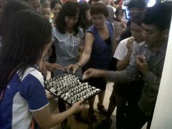 Peringati Natal, Koki Profesional Bagikan 1.000 Sushi di Mal Semarang