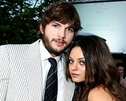 Ashton Kutcher Sangat Senang Mila Kunis Rayakan Natal Bersama Keluarganya