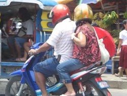 Pengendara Motor dan Mobil Suka Meleng di Jalan