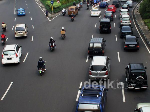 Motor dan Mobil Pribadi Kuasai Jalan-jalan di Surabaya