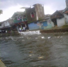 Belum Beres Dipasang, Karung di Kali Cikapundung Kolot Terbawa Arus