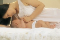 Dilakukan Benar, IMD Tidak akan Membuat Bayi Meninggal di Payudara Ibu