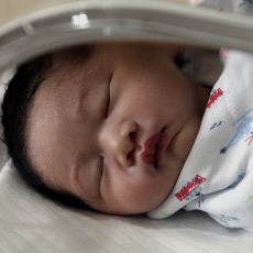 Dalam Gendongan Ibu Ani, Airlangga Tinggalkan RSPI