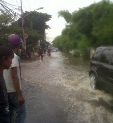 Antisipasi Banjir, Gorong-Gorong di Grogol Dibersihkan