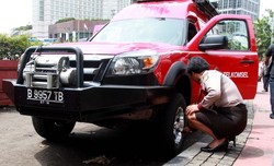Gara-gara Mobil Penguat Sinyal Parkir di HI, Polwan Ini Mencak-mencak