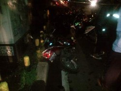 Diduga Ngantuk, Pemotor Tabrak Tiang Trotoar di Ciputat
