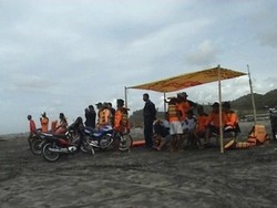 7 Orang Tergulung Ombak Pantai Parangtritis Gara-gara Selamatkan Bola