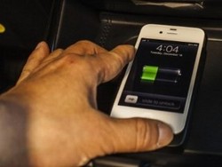 Mobil Pertama di Dunia yang Bisa Ngecas HP Tanpa Kabel