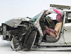 Toyota Camry Mengecewakan di Uji Tabrak