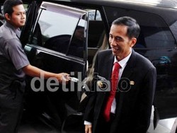 Jokowi Dorong Mobil Dinas Mogok