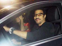 Rayakan Natal, Lionel Richie Beli 7 Mercy untuk Dirinya