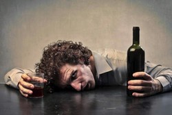 Pria Merasa Lebih Menarik dan Jago Bercinta Saat Mabuk