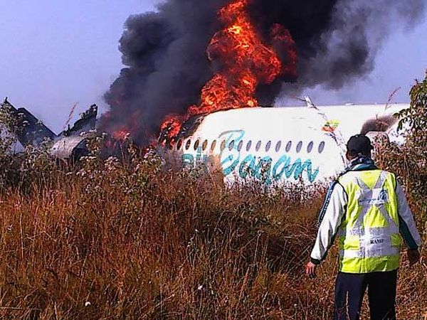 Pesawat Myanmar Mendarat Darurat, 2 Orang Tewas