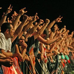 Kebanyakan Nonton Konser Metal, Seorang Pria Swedia Jadi Cacat Mental