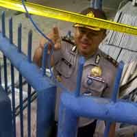 Seorang Pekerja Reklame Jatuh di Pagar Besi