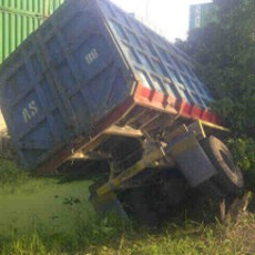 Sopir Ngantuk, Dump Truk Nyungsep ke Parit