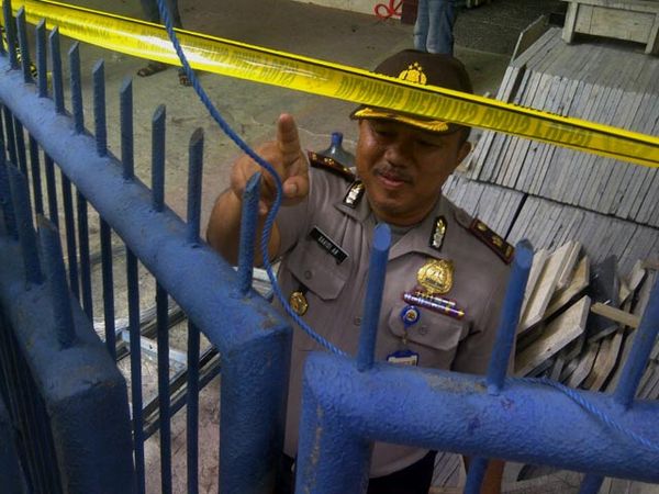 Pekerja Reklame Jatuh di Pagar Besi