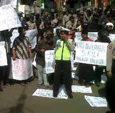 Warga Batu Turun ke Jalan Tolak Pelantikan Eddy Rumpoko