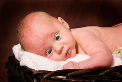 Kenali Tanda-tanda Mata Juling pada Bayi