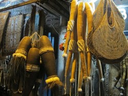  6 Destinasi dengan Cinderamata Paling Unik