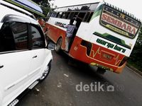 Terminal Bayangan Pasar Rebo Bikin Macet