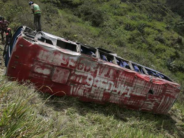 Bus Masuk Jurang, 13 Orang Tewas