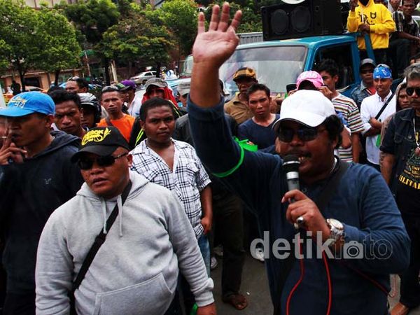 Puluhan Orang Demo Sidang John Kei