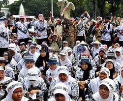 Serikat Buruh Siap Perjuangkan Status Guru Honorer di 2013