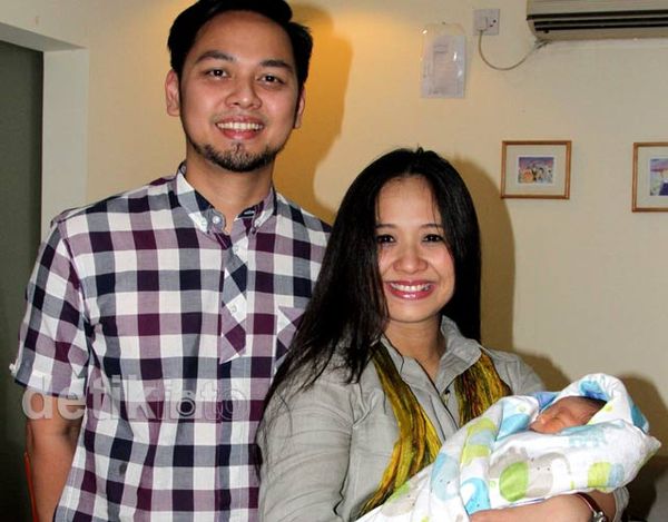 Kebahagiaan Astrid & Suami Menyambut Buah Hati