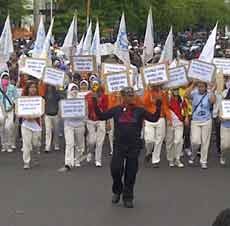 Ribuan Buruh Blokir Jalan Gusur