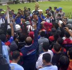 Ditemui Wakil Dewan Pengupahan Jatim, Pendemo di Grahadi Bubar