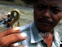 Berburu Emas di Dekat Batu Keramat