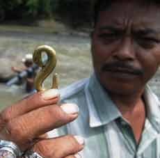 Warga Ramai-ramai Mendulang Emas di Dekat Batu Keramat