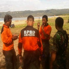 Santri Ponpes Hilang Tergulung Ombak Pantai Pancer