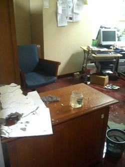 Plafon Ruang Anggota FPKS Roboh Diduga Kena Rembesan Saluran Kloset