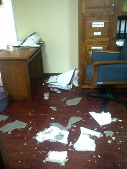 Bruk! Plafon Lantai 4 Gedung Nusantara I DPR Roboh